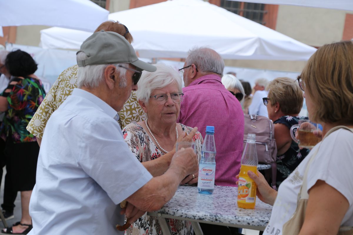 Rund 250 Ehejubilare haben am Freitagnachmittag, 4. Juli, im Kiliansdom in einem Pontifikalgottesdienst mit Weihbischof em. Ulrich Boom ihr Eheversprechen erneuert. 
