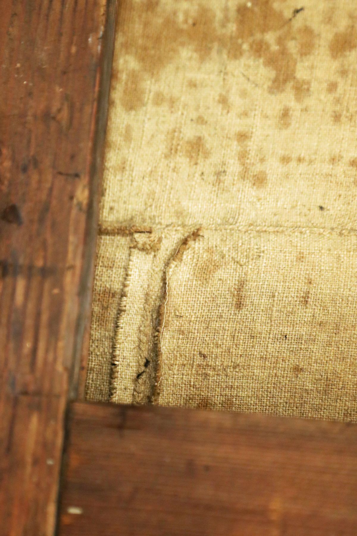 Auf der Rückseite kann man sehen, wie die Bahnen der Leinwand verlaufen.