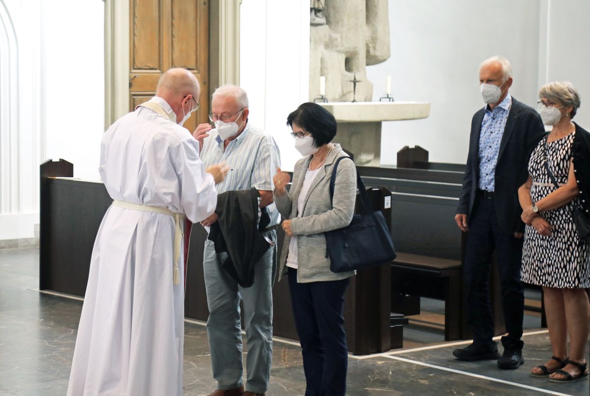 	 Weihbischof Ulrich Boom feierte am Mittwochnachmittag, 30. Juni, einen Gottesdienst für Ehepaare, die 2020 oder 2021 ihr goldenes, diamantenes oder eisernes Ehejubiläum hatten. Im Anschluss konnten sich die Paare segnen lassen.