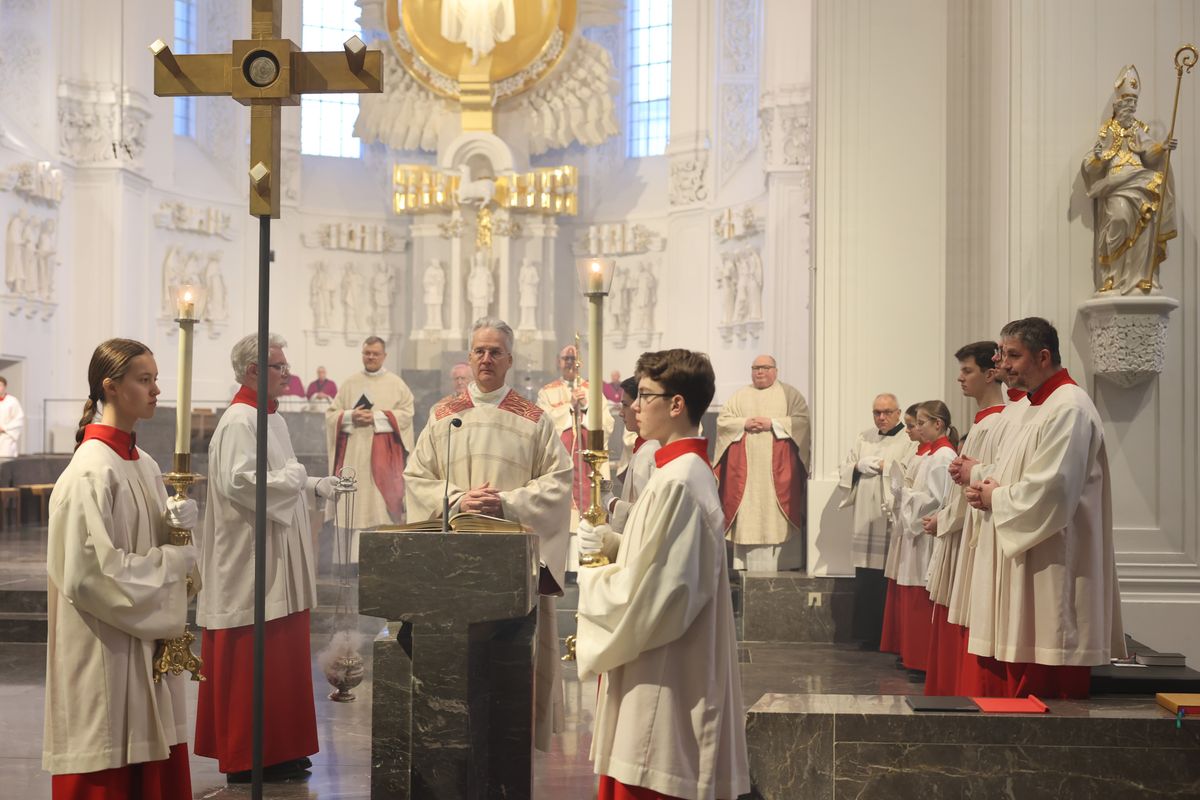 Mit einer Prozession vom Neumünster zum Kiliansdom und einer Pontifikalmesse hat Bischof Dr. Franz Jung am Dienstag, 31. Dezember, in Würzburg für das Bistum das Heilige Jahr eröffnet. Es steht unter dem Motto "Pilger der Hoffnung". 