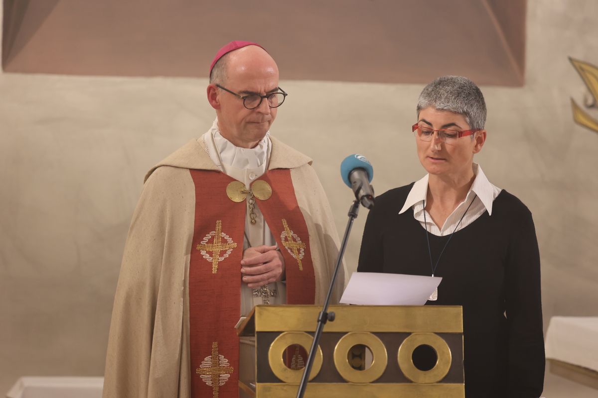 Bischof Dr. Franz Jung feierte in der Valentinuskapelle des Würzburger Franziskanerklosters eine Pontifikalvesper aus Anlass des 800. Jubiläums der Stigmatisierung des heiligen Franziskus.