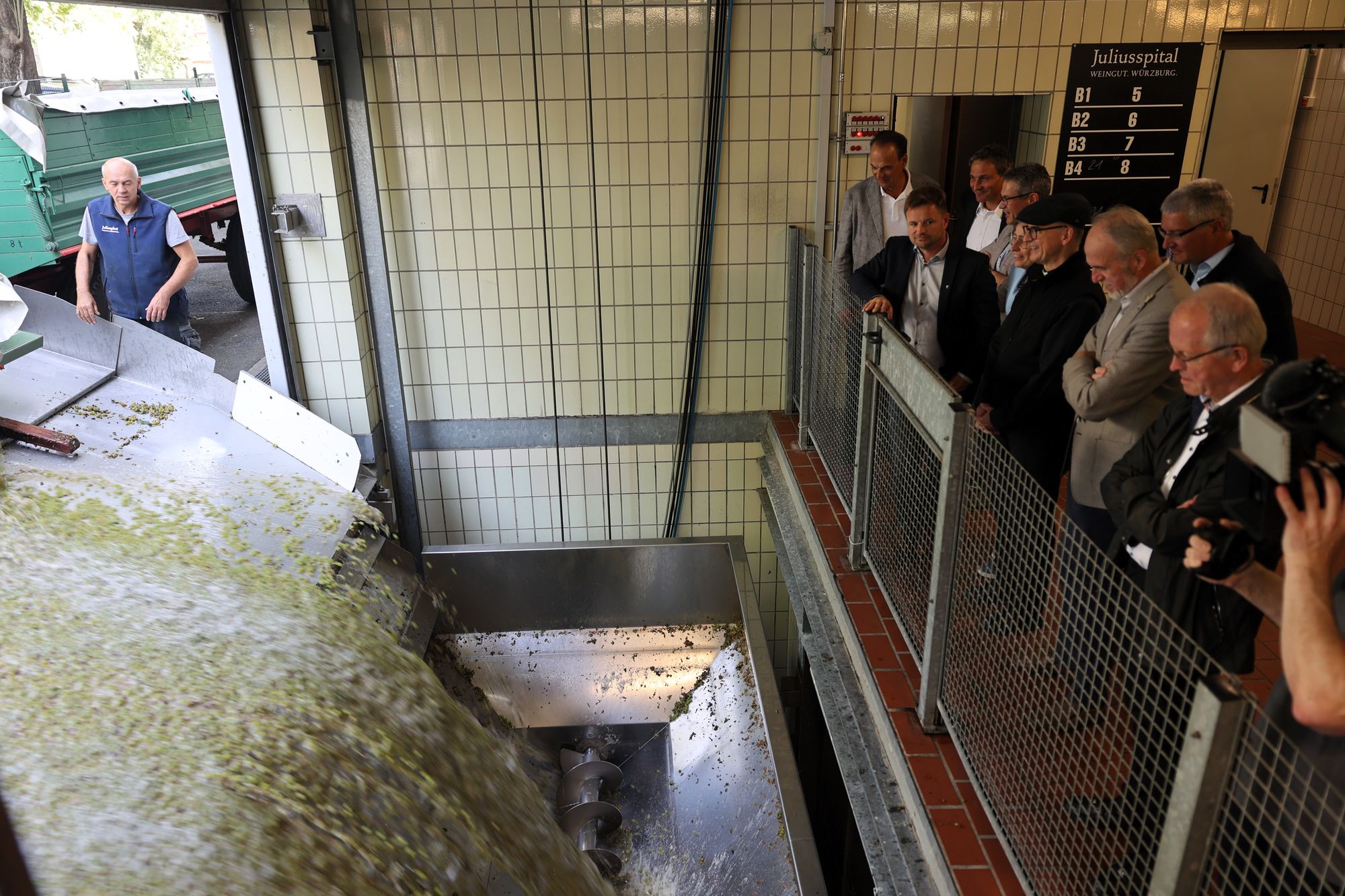 Bischof Dr. Franz Jung besuchte am Mittwoch, 18. September, Weinbau und Landwirtschaft der Stiftung Juliusspital und ließ sich in der Kelterhalle in Würzburg zeigen, wie das Lesegut angeliefert wird. 