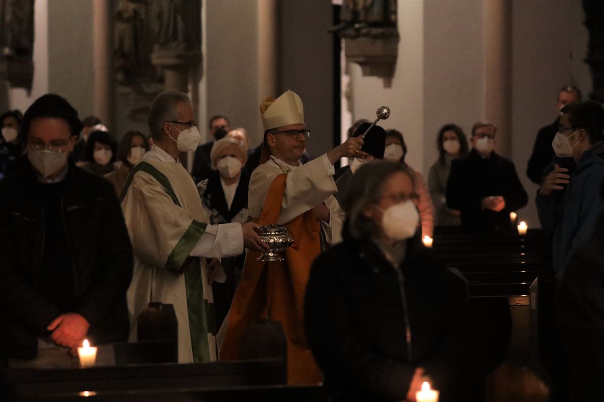 Bischof Dr. Franz Jung besprengte bei der Tauferneuerung die Gläubigen mit Osterwasser.