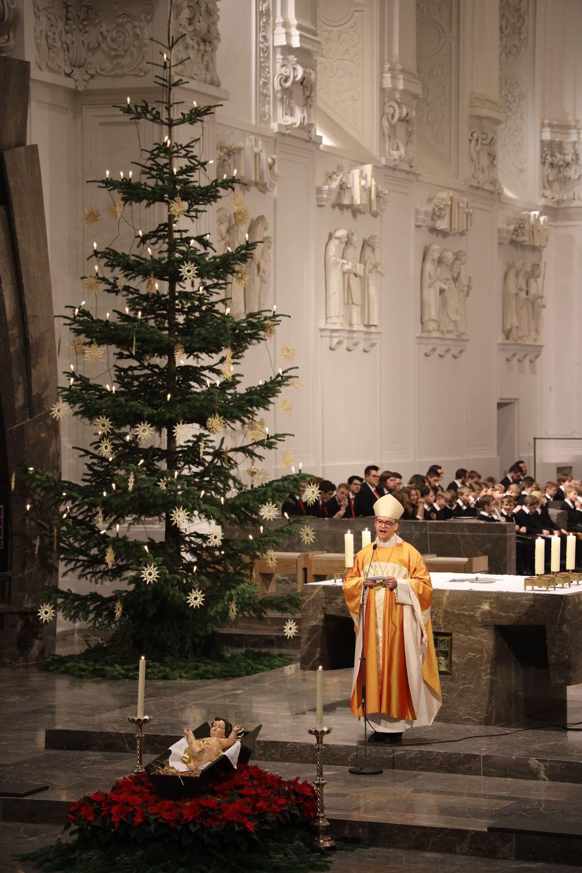 Bischof Dr. Franz Jung feierte an Heiligabend, 24. Dezember, im Würzburger Kiliansdom mit den Gläubigen die Christmette. Bischof Dr. Franz Jung feierte an Heiligabend, 24. Dezember, im Würzburger Kiliansdom mit den Gläubigen die Christmette.