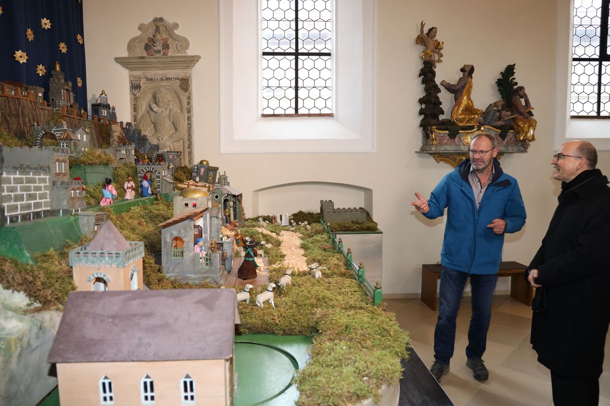 Der Mann für alle Fälle: Martin Schmitt, Mesner, Krippenbeauftragter und auch noch Bürgermeister von Salz (links), erklärt Bischof Dr. Franz Jung die Krippe.  Der Mann für alle Fälle: Martin Schmitt, Mesner, Krippenbeauftragter und auch noch Bürgermeister von Salz (links), erklärt Bischof Dr. Franz Jung die Krippe.