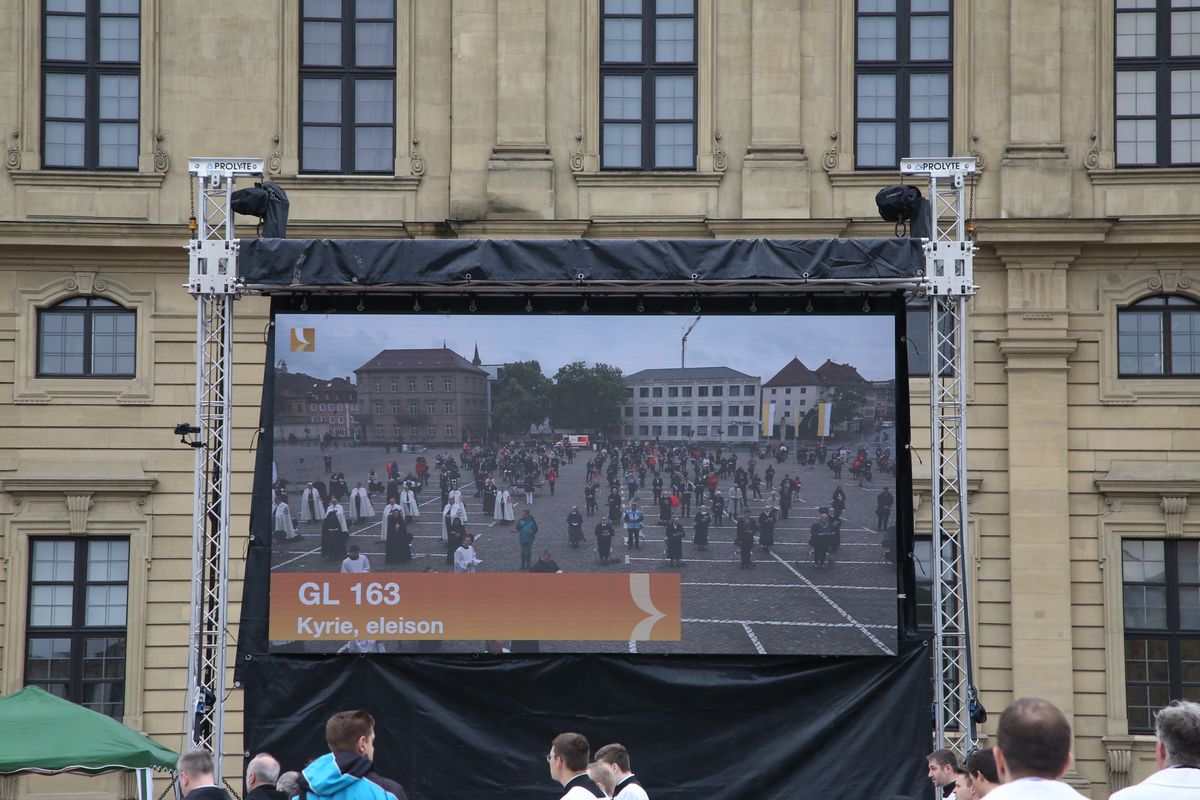Weihbischof Ulrich Boom hat mit knapp 350 Besuchern auf dem Residenzplatz in Würzburg einen Freiluft-Gottesdienst zum Hochfest Fronleichnam gefeiert.