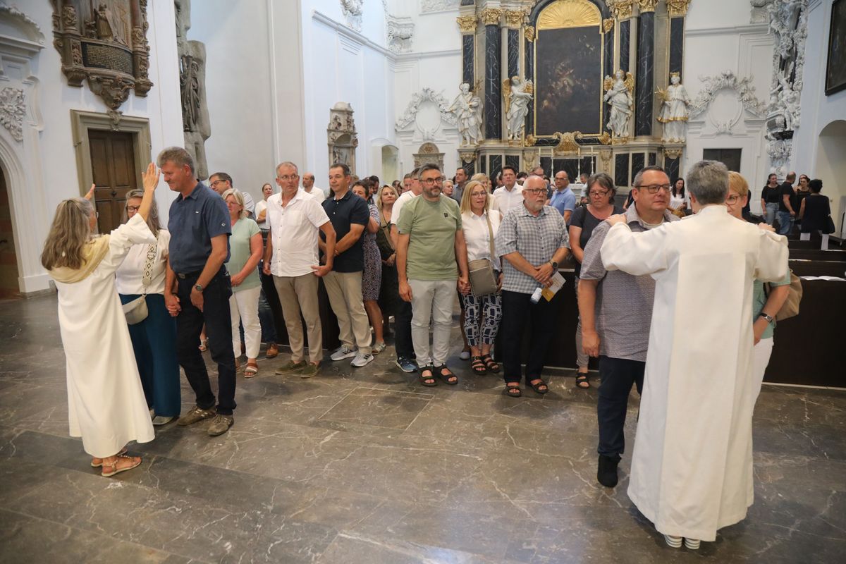 Mit rund 1000 Eheleuten, die in diesem Jahr Silberhochzeit haben, feierte Bischof Dr. Franz Jung am Freitagabend, 4. Juli 2025, einen Pontifikalgottesdienst im Kiliansdom. Im Anschluss erteilten er, Weihbischof Paul Reder sowie weitere Seelsorgerinnen und Seelsorger den Paaren einzeln den Segen.