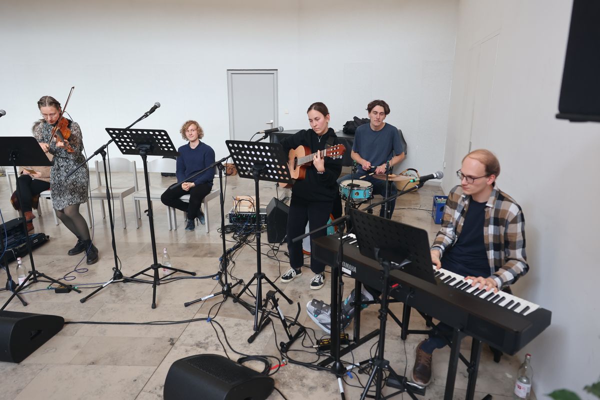 Bei einem Gottesdienst in der Jugendkirche Würzburg hat Bischof Dr. Franz Jung am Freitag, 25. Oktober, insgesamt 47 Personen für die Schulpastoral beauftragt.