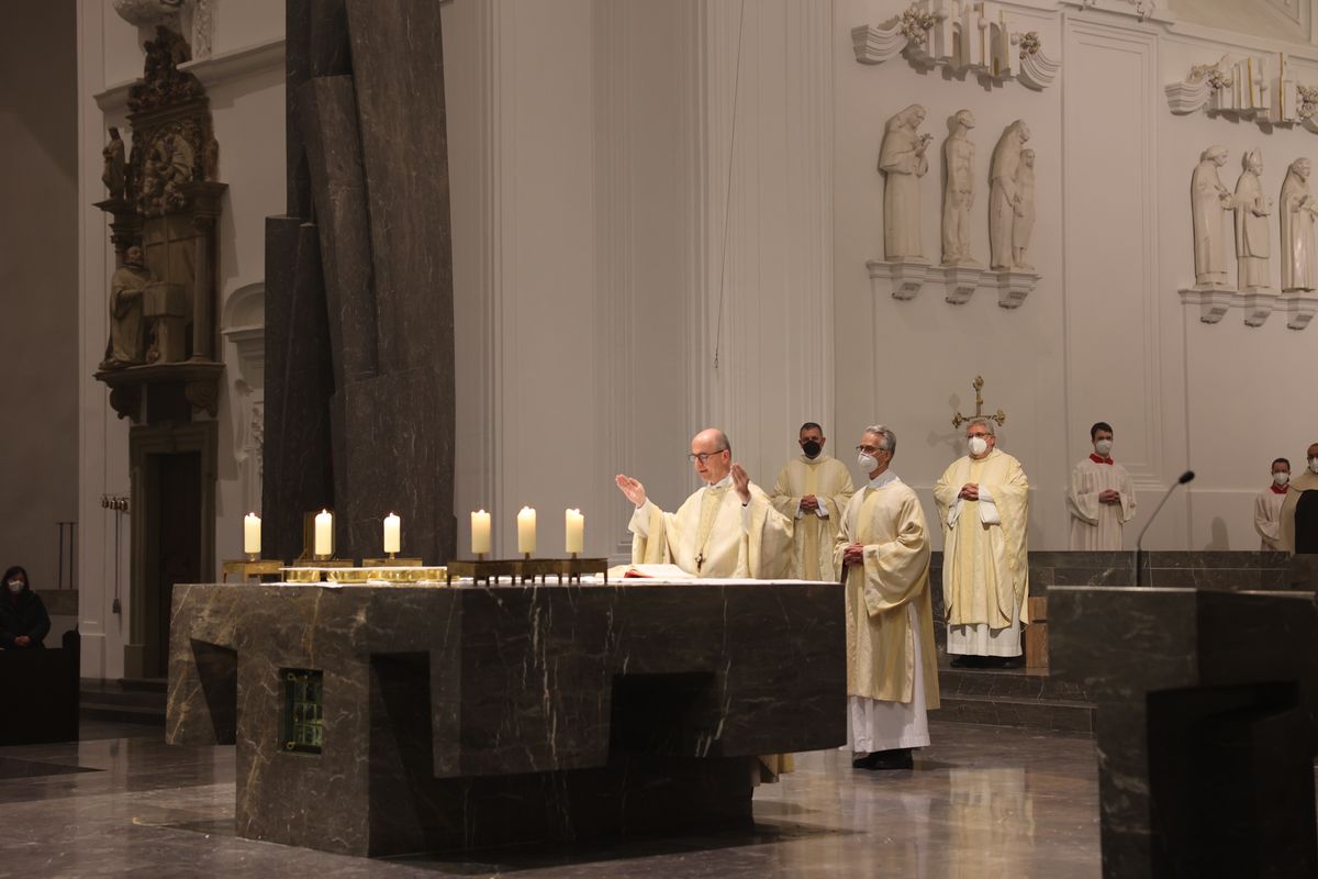 Mit der Messe vom Letzten Abendmahl am Gründonnerstag, 14. April, hat Bischof Dr. Franz Jung im Würzburger Kiliansdom die drei österlichen Tage vom Leiden und Sterben, von der Grabesruhe und der Auferstehung des Herrn eröffnet.