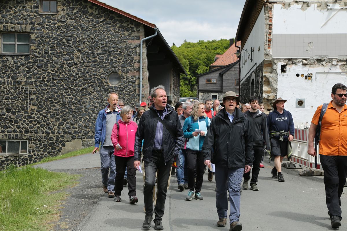Fast 400 Gläubige haben an der Ökumenischen Kreuzbergwallfahrt mit Bischof Jung und Regionalbischöfin Bornowski teilgenommen.  Fast 400 Gläubige haben an der Ökumenischen Kreuzbergwallfahrt mit Bischof Jung und Regionalbischöfin Bornowski teilgenommen.