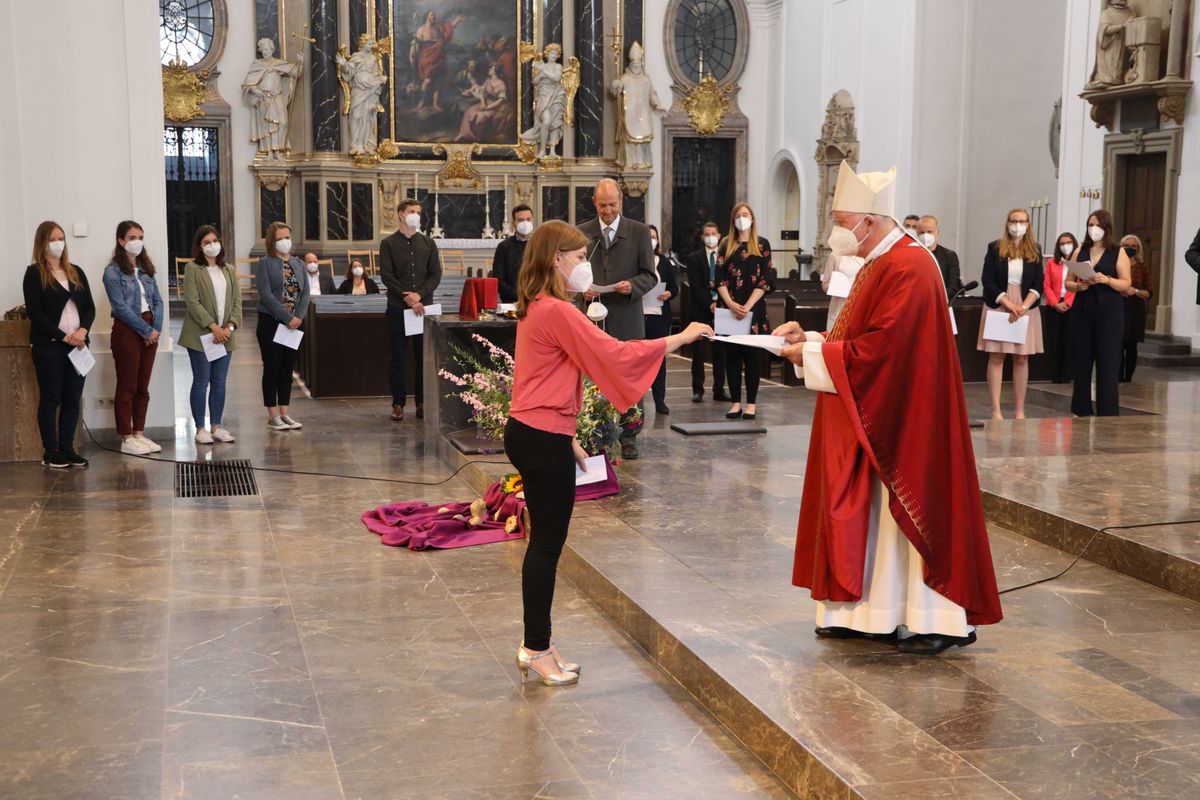 Weihbischof Ulrich Boom hat im Auftrag von Bischof Dr. Franz Jung 33 Frauen und sieben Männern am Freitagabend, 9. Juli, im Kiliansdom die Missio canonica verliehen.