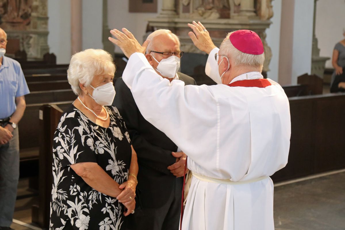 2621/0625 Gottesdienst für Ehejubilare mit Weihbischof Ulrich Boom am 29. Juni 2021_28068 Weihbischof Ulrich Boom feierte am Dienstagnachmittag, 29. Juni, einen Gottesdienst für Ehepaare, die 2020 oder 2021 ihr goldenes, diamantenes oder eisernes Ehejubiläum hatten. Im Anschluss konnten sich die Paare segnen lassen.
