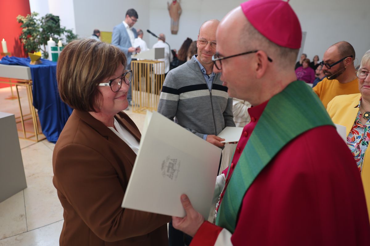 Bei einem Gottesdienst in der Jugendkirche Würzburg hat Bischof Dr. Franz Jung am Freitag, 25. Oktober, insgesamt 47 Personen für die Schulpastoral beauftragt.