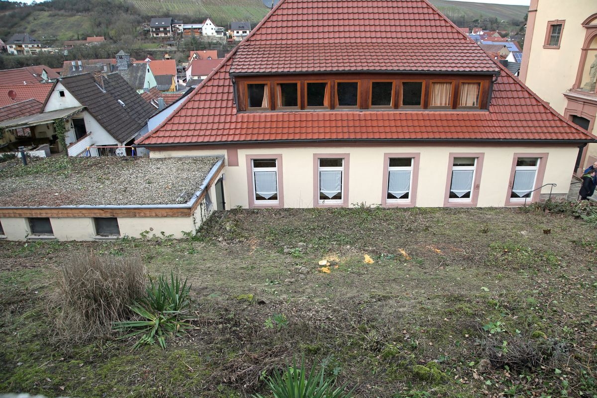 Hinter dem Pfarrheim liegt ein steiler Pfarrgarten, der vor der Sanierung abgetragen werden muss. Hinter dem Pfarrheim liegt ein steiler Pfarrgarten, der vor der Sanierung abgetragen werden muss.