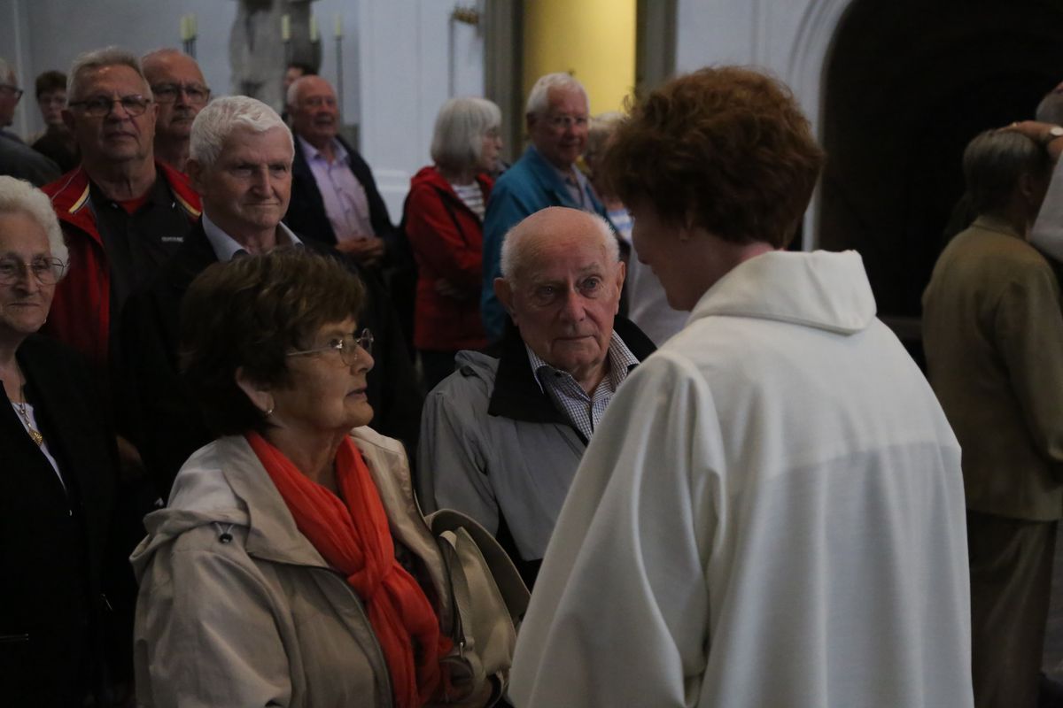 Bischof Dr. Franz Jung hat am Donnerstagnachmittag, 4. Juli, mit etwa 320 Paaren im Kiliansdom ihr goldenes oder diamantenes Ehejubiläum gefeiert.