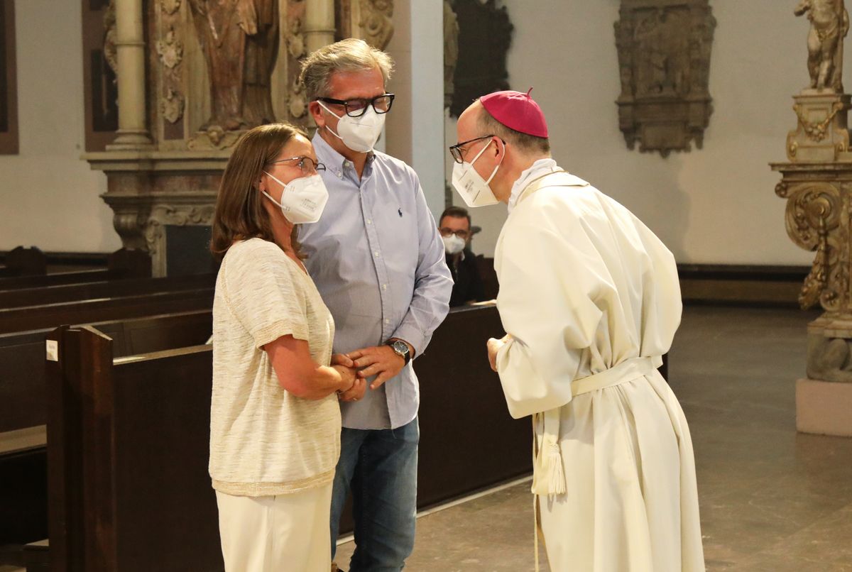 2721/0649 Dankgottesdienst für Ehejubilare mit Bischof Jung am Freitagabend, 2. Juli_28574 Mit rund 120 Ehepaaren aus der ganzen Diözese, die 2020 oder 2021 ihr silbernes Ehejubiläum feiern, hat Bischof Dr. Franz Jung am Freitagabend, 2. Juli, einen Gottesdienst im Würzburger Kiliansdom gefeiert.