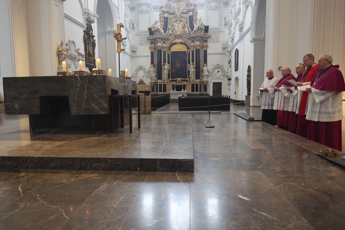 Bei einer liturgischen Feier am Donnerstag, 26. September, sind die Reliquien der Frankenapostel Kilian. Kolonat und Totnan aus dem Altar des Kiliansdom  genommen und im Anschluss für den Transport in Richtung Irland verladen worden. Von Mittwoch, 2., bis Sonntag, 6. Oktober, begleiten Bischof Dr. Franz Jung und Generalvikar Dr. Jürgen Vorndran mit einer Pilgergruppe aus dem Bistum den Kilianschrein bei dessen vorübergehendem  Irland-Aufenthalt. 