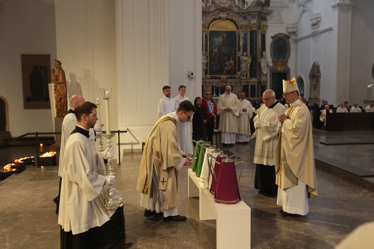Bischof Dr. Franz Jung hat am Mittwochabend, 16. April, bei der Chrisammesse im Würzburger Kiliansdom die Heiligen Öle für das ganze Bistum geweiht.  Bischof Dr. Franz Jung hat am Mittwochabend, 16. April, bei der Chrisammesse im Würzburger Kiliansdom die Heiligen Öle für das ganze Bistum geweiht.