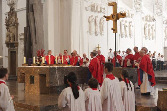 Mit einer Reliquienprozession von Sankt Burkard über die Alte Mainbrücke und einem Pontifikalgottesdienst im Kiliansdom ist am Sonntag, 6. Juli, die Kiliani-Wallfahrtswoche 2025 eröffnet worden.