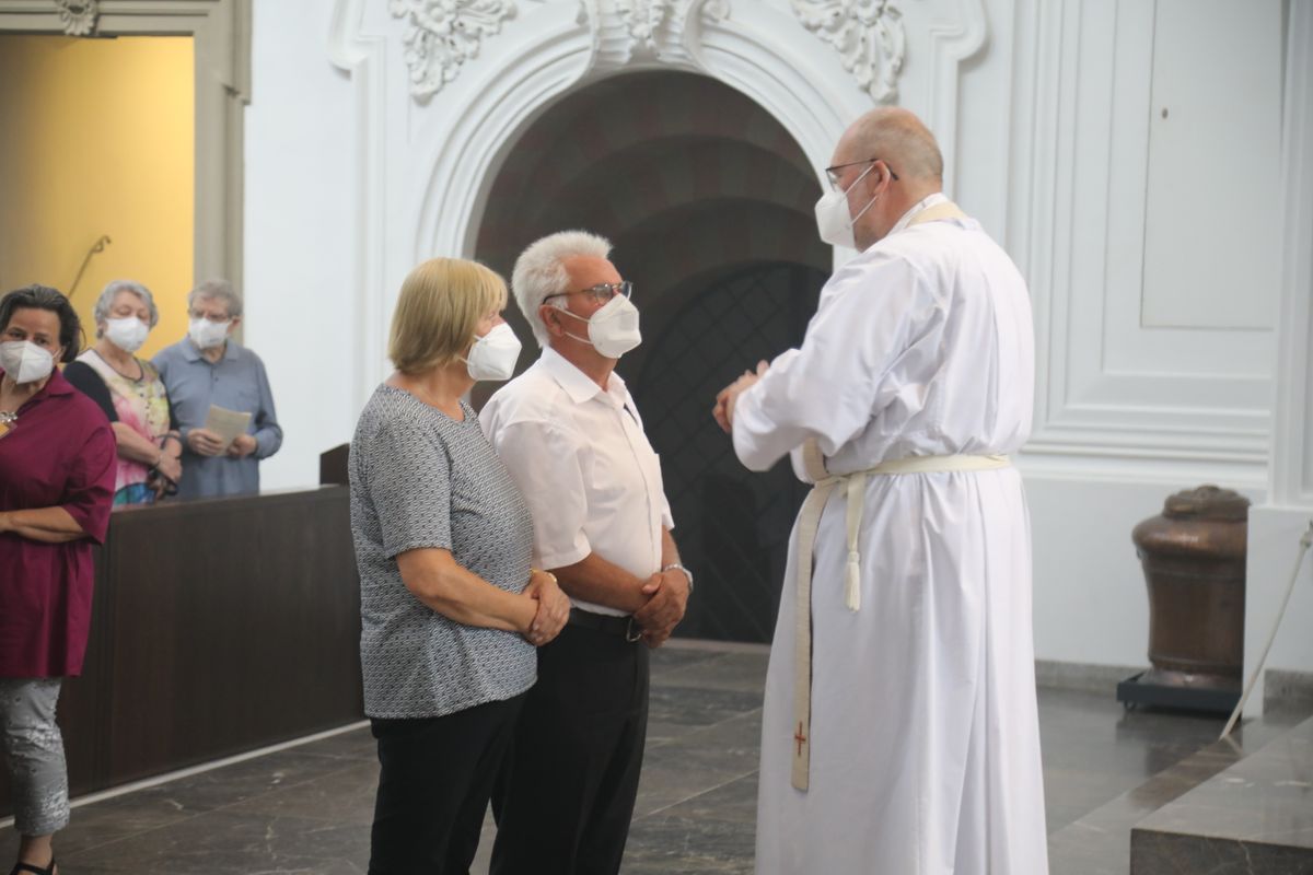 2621/0622 - Ehejubilare Gold mit Weihbischof Ulrich Boom_27886 Weihbischof Ulrich Boom feierte am Montagnachmittag, 26. Juni, einen Gottesdienst für Ehepaare, die 2020 oder 2021 ihr goldenes, diamantenes oder eisernes Ehejubiläum hatten. Im Anschluss konnten sich die Paare segnen lassen.