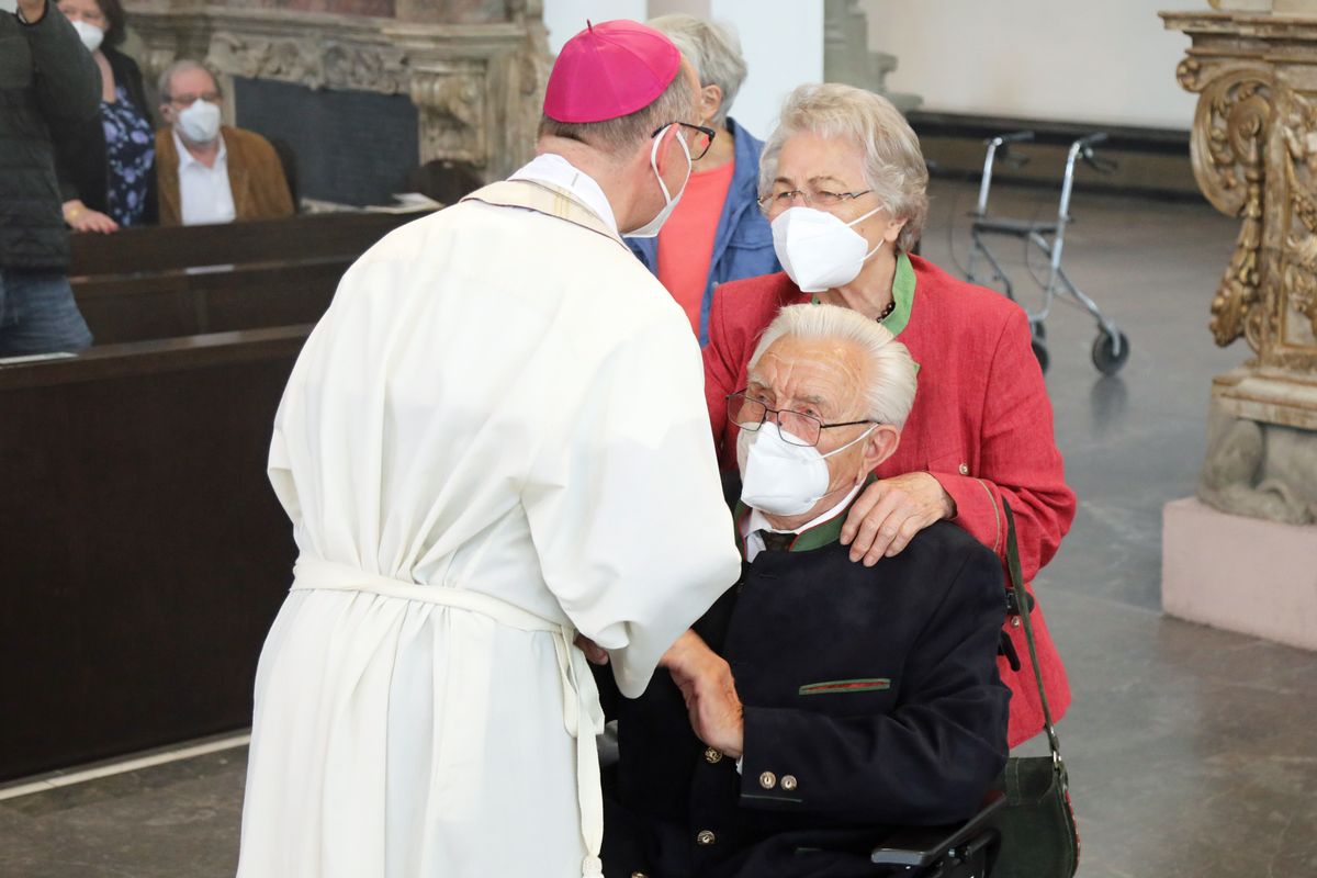 2721/0648 Gottesdienst für Ehejubilare mit Bischof Dr. Franz Jung am Freitagnachmittag, 2. Juli 2021_28512 Bischof Dr. Franz Jung feierte am Freitagnachmittag, 2. Juli 2021, einen Dankgottesdienst im Kiliansdom mit Ehepaaren, die goldenes, diamantenes oder eisernes Ehejubiläum feiern.