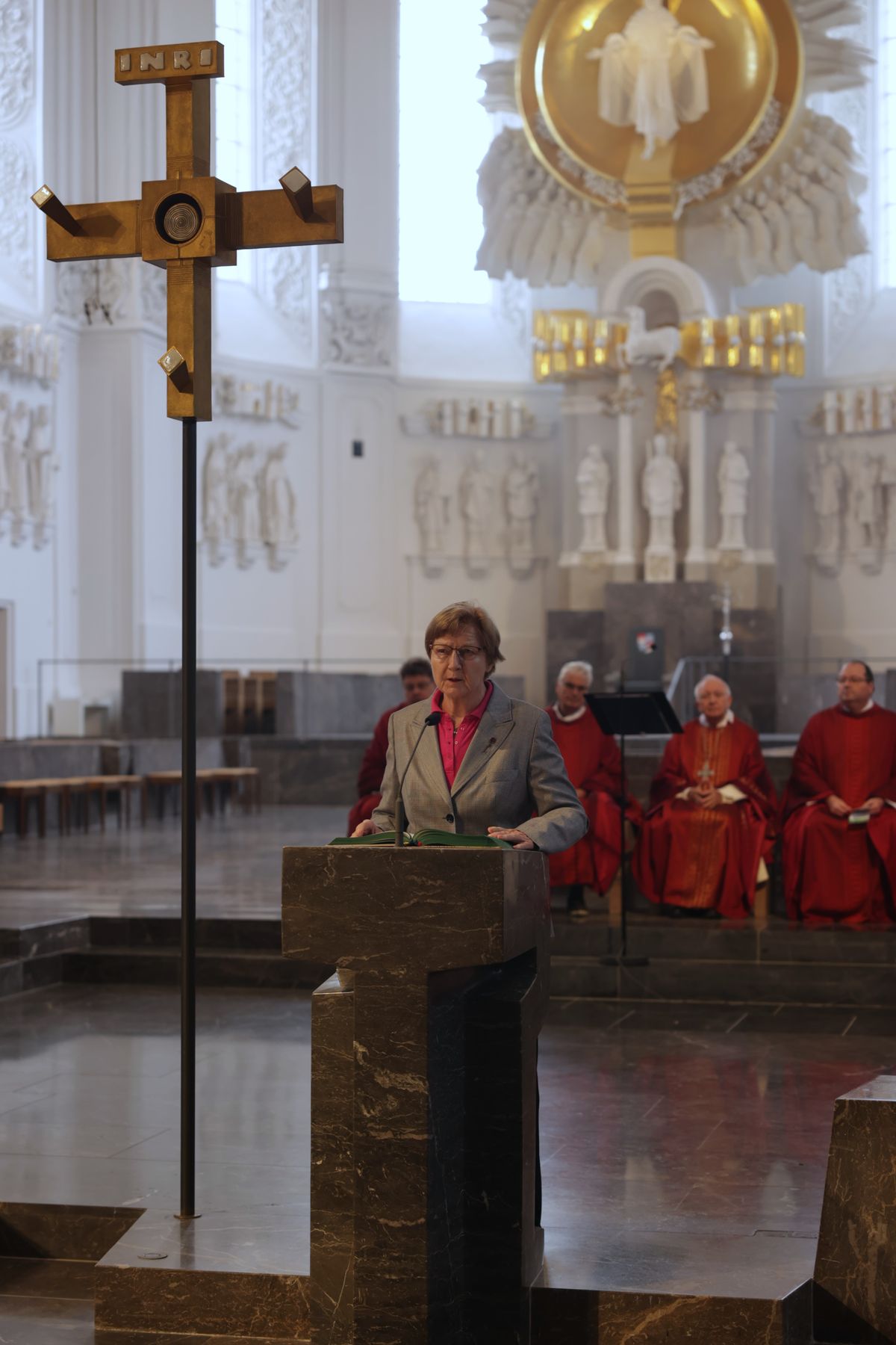 Weihbischof em. Ulrich Boom feierte am Mittwoch, 9. Juli, einen Kiliani-Wallfahrtsgottesdienst mit Gläubigen aus der Region Main-Rhön. Eine Begegnung auf dem Kiliansplatz schloss sich an. 