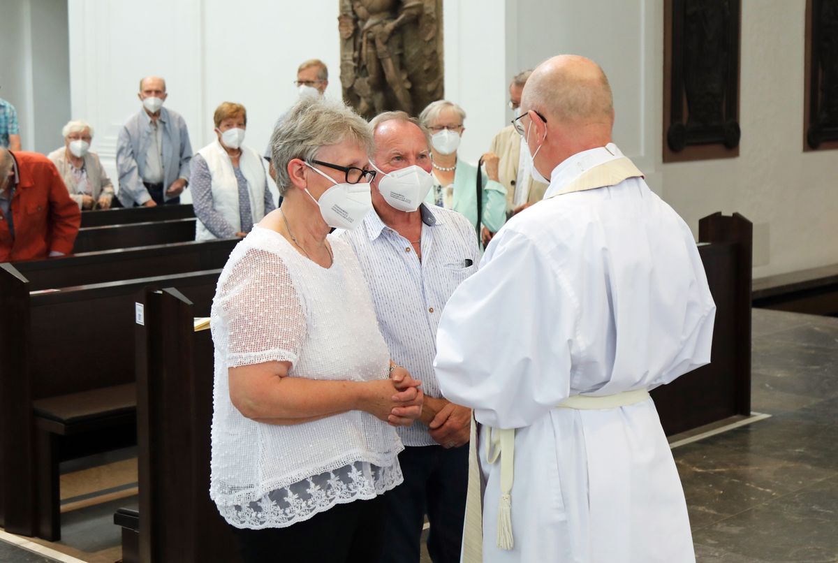 	 Weihbischof Ulrich Boom feierte am Mittwochnachmittag, 30. Juni, einen Gottesdienst für Ehepaare, die 2020 oder 2021 ihr goldenes, diamantenes oder eisernes Ehejubiläum hatten. Im Anschluss konnten sich die Paare segnen lassen.