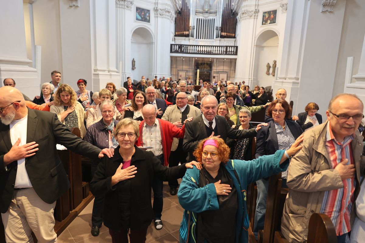 Gemeinsam sprachen die Frauen und Männer ihr Berufsgruppengebet und ließen sich neu senden. Gemeinsam sprachen die Frauen und Männer ihr Berufsgruppengebet und ließen sich neu senden.