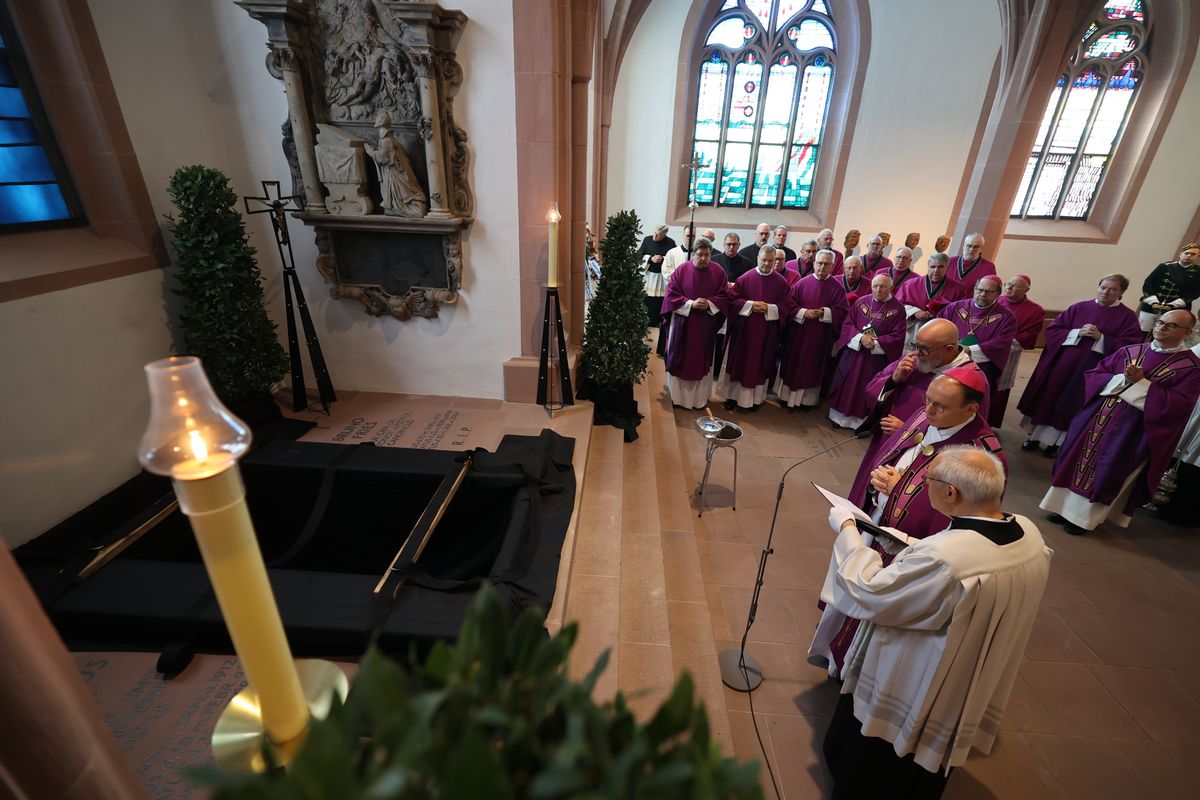 Bischof Dr. Franz Jung feierte am Samstag, 12. Oktober, im Würzburger KIliansdom ein Pontifikalrequiem für Weihbischof em. Helmut Bauer. Die anschließende Beisetzung leitete Dompropst Weihbischof Paul Reder.