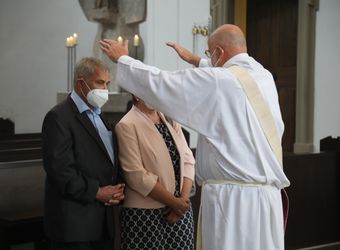 Bischof Dr. Franz Jung segnete nach dem Gottesdienst die Ehejubilare.