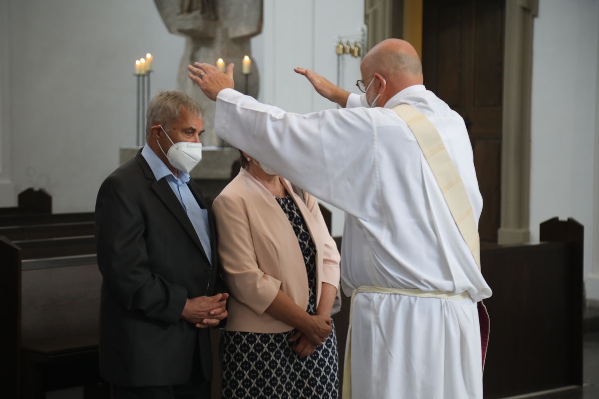 2721/0630_Ehejubilare mit Bischof Franz Jung_28179 Bischof Dr. Franz Jung segnete nach dem Gottesdienst die Ehejubilare.