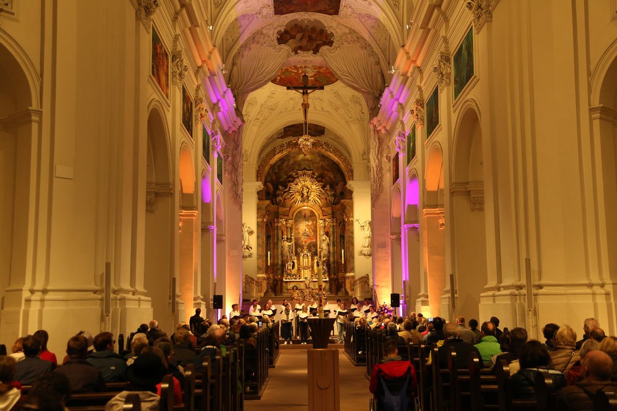 Der Chor "TonArt" gab unter der Leitung von Elisabeth Netrval im Neumünster ein Konzert mit neuen geistlichen
Liedern. 