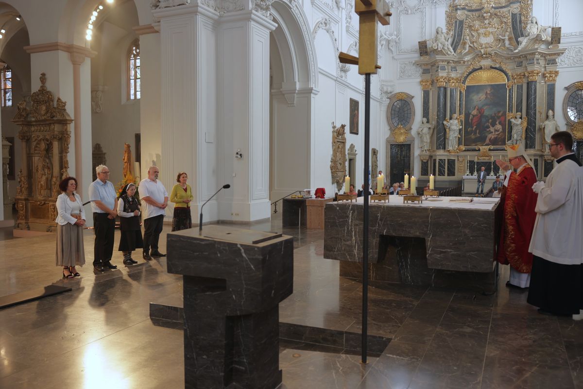 Beim Kiliani-Gottesdienst für die in Schule und Erziehung Tätigen hat Bischof Dr. Franz Jung am Freitag, 11. Juli, im Würzburger Kiliansdom 24 Frauen und Männern die Missio canonica verliehen.