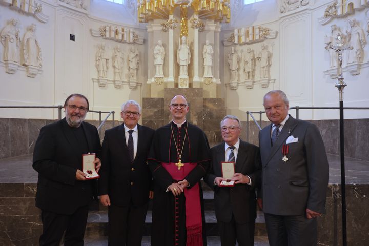 Vier Männern überreichte Bischof Dr. Franz Jung (Mitte)  am Montagabend, 7. Juli, im Würzburger Kiliansdom im Namen von Papst Leo den päpstlichen Silvesterorden (von links):  Dr. Harald Ebert, Professor Dr. Klaus Reder, Norbert Baumann  und Hans-Georg von Mallinckrodt.