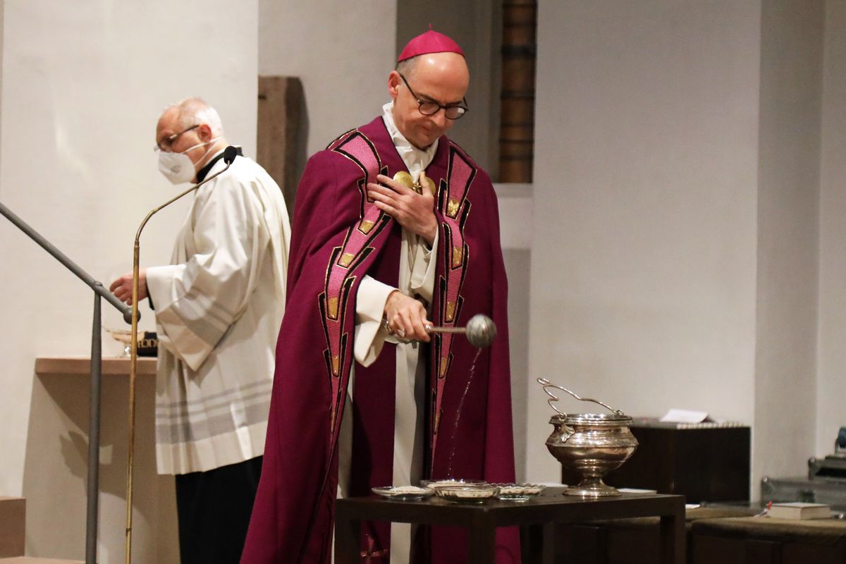 Bischof Dr. Franz Jung feierte zum Aschermittwoch der Künstler eine Wort-Gottes-Feier im Neumünster.