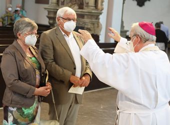 Bischof em. Dr. Friedhelm Hofmann feierte am Mittwochvormittag, 23. Juni, im Kiliansdom einen Pontifikalgottesdienst für Ehejubilare, die in den Jahren 2020 und 2021 auf 50, 60 oder 65 gemeinsame Jahre zurückblicken.