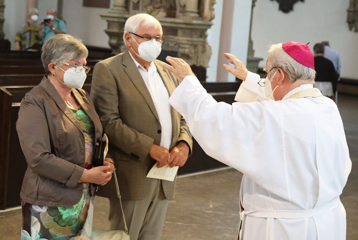 Bischof em. Dr. Friedhelm Hofmann feierte am Mittwochvormittag, 23. Juni, im Kiliansdom einen Pontifikalgottesdienst für Ehejubilare, die in den Jahren 2020 und 2021 auf 50, 60 oder 65 gemeinsame Jahre zurückblicken. Bischof em. Dr. Friedhelm Hofmann feierte am Mittwochvormittag, 23. Juni, im Kiliansdom einen Pontifikalgottesdienst für Ehejubilare, die in den Jahren 2020 und 2021 auf 50, 60 oder 65 gemeinsame Jahre zurückblicken.