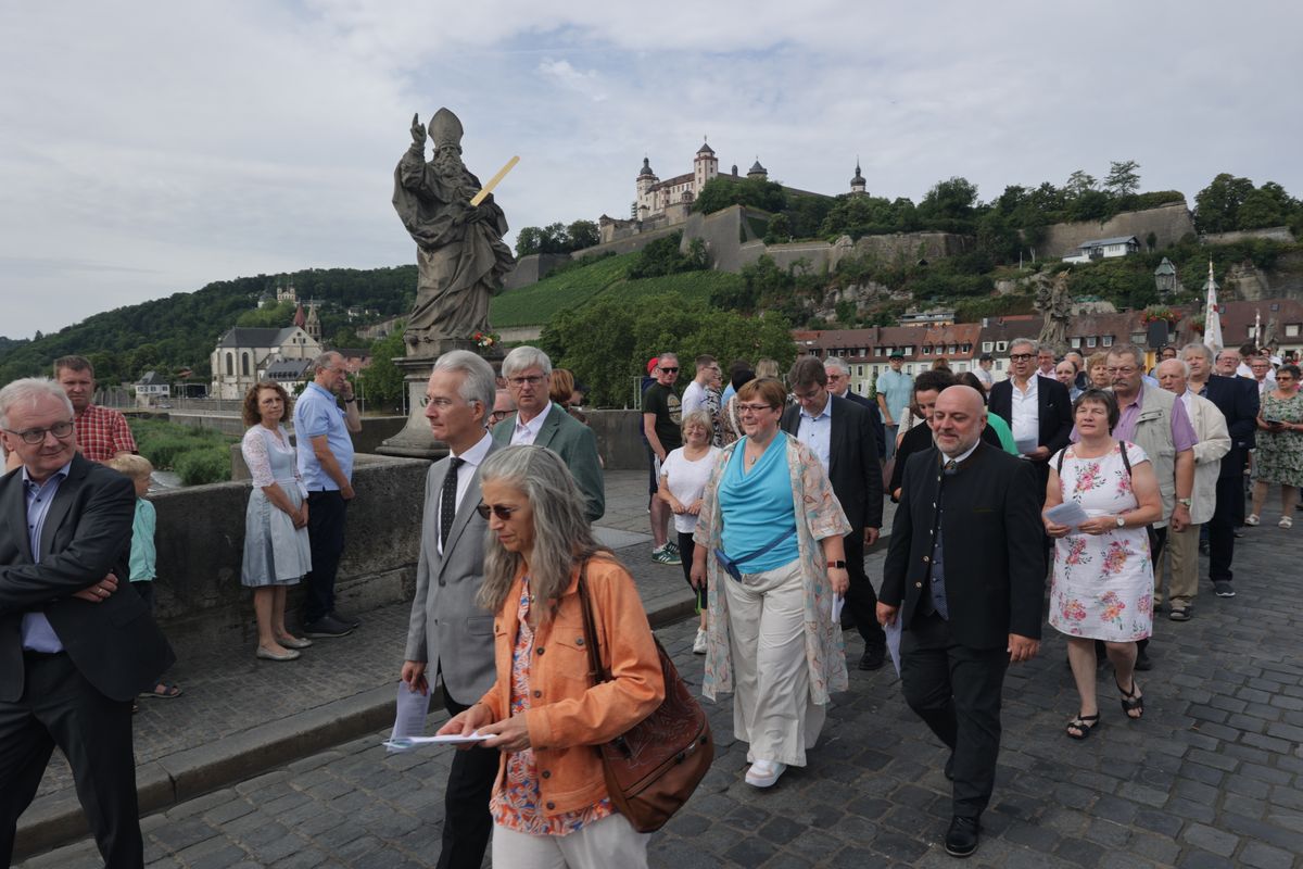 Mit einer Reliquienprozession von Sankt Burkard über die Alte Mainbrücke und einem Pontifikalgottesdienst im Kiliansdom ist am Sonntag, 6. Juli, die Kiliani-Wallfahrtswoche 2025 eröffnet worden.