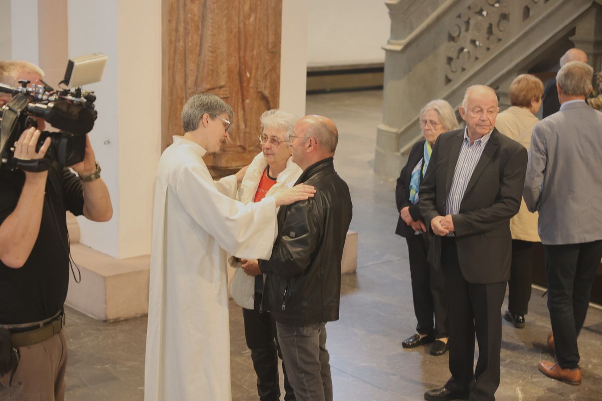 Seelsorgerinnen und Seelsorger spendeten nach dem Gottesdienst den Jubelpaaren individuell den Segen. 