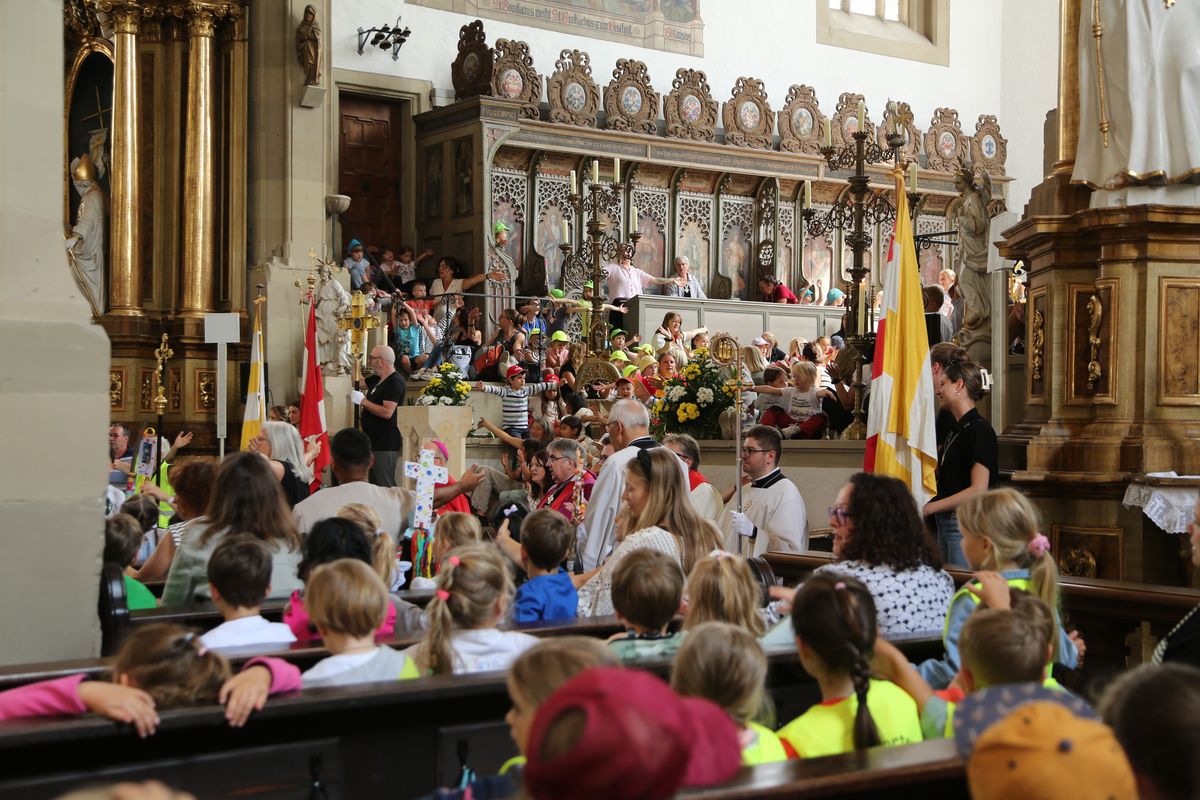 Rund 900 Kindergartenkinder haben am Freitag, 11. Juli, einen Gottesdienst mit Bischof Dr. Franz Jung in der Kirche Sankt Burkard gefeiert. Im Anschluss zogen sie über die Alte Mainbrücke in den Kiliansdom. 