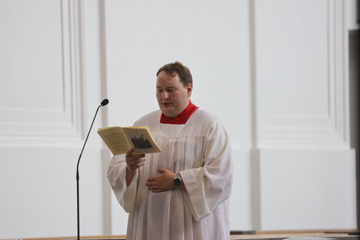 2721/0646 Ehejubilare Freitag, 2- Juli vormittags WB Boom_28427 Im Anschluss an den Ehejubilarsgottesdienst mit Weihbischof Ulrich Boom am Freitagvormittag, 2. Juli, konnten sich die Paare von ihm und weiteren Priestern und Diakonen segnen lassen.