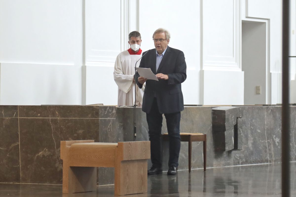 2621/0613 Gottesdienst für Ehejubilare Generalvikar Dr. Vorndran am Freitag, 25. Juni 2021_27629 Generalvikar Dr. Jürgen Vorndran feierte am Freitagabend, 25. Juni, einen Dankgottesdienst mit Ehepaaren, die seit 25 Jahren verheiratet sind. Anschließend spendeten der Generalvikar sowie weitere Priester und Diakone den Jubilaren mit Abstand den Segen.