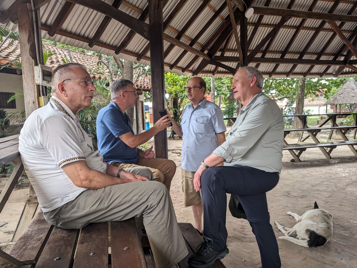 Die Delegation aus Würzburg, rechts Domkapitular Albin Krämer, 2. von links Lateinamerikareferent Alexander Sitter, führt in Bolivien ein Gespräch unter dem Pavillon mit Pfarrer Christian Müssig (2. von rechts) und seinem Missonarskollegen Pfarrer Thomas Hermes.