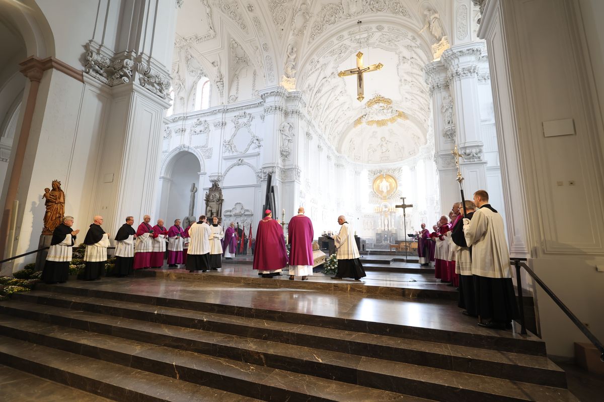 Bischof Dr. Franz Jung feierte am Samstag, 12. Oktober, im Würzburger KIliansdom ein Pontifikalrequiem für Weihbischof em. Helmut Bauer. Die anschließende Beisetzung leitete Dompropst Weihbischof Paul Reder.