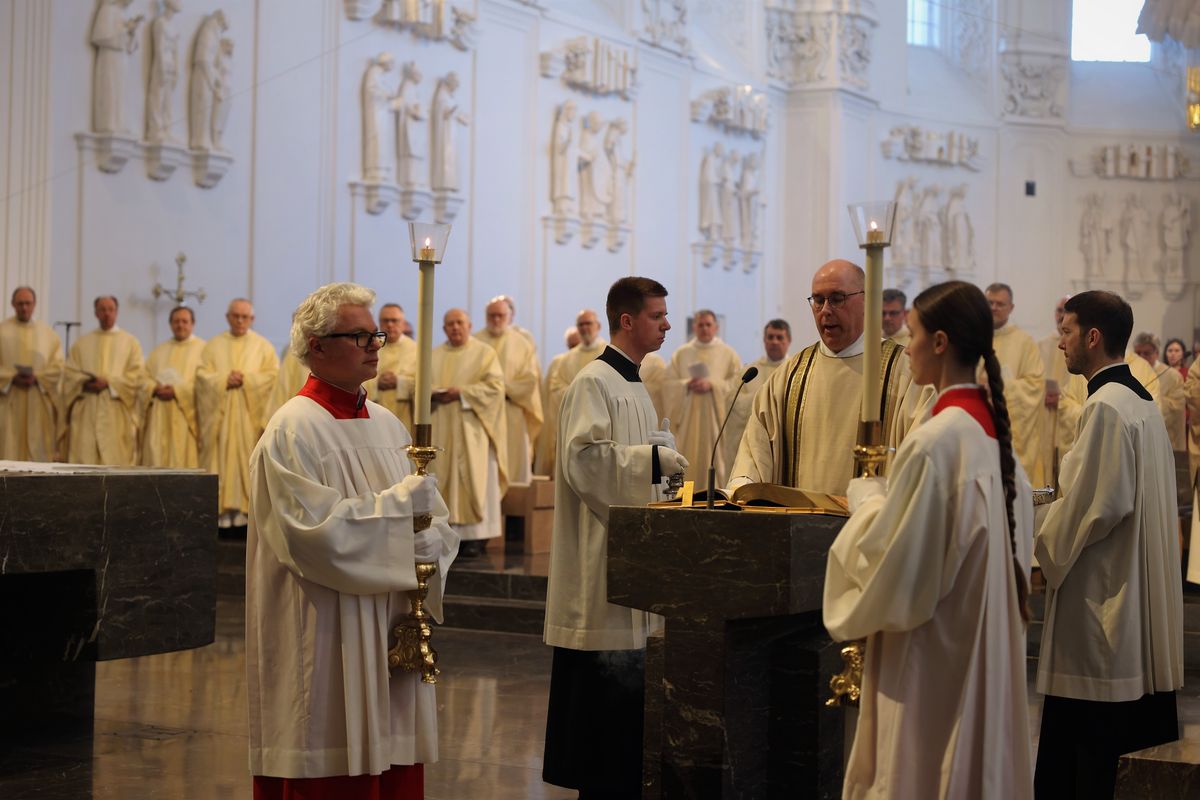 Bischof Dr. Franz Jung hat am Montagabend, 25. März, im Würzburger Kiliansdom die Heiligen Öle für alle 43 Pastoralen Räume im Bistum Würzburg  geweiht.