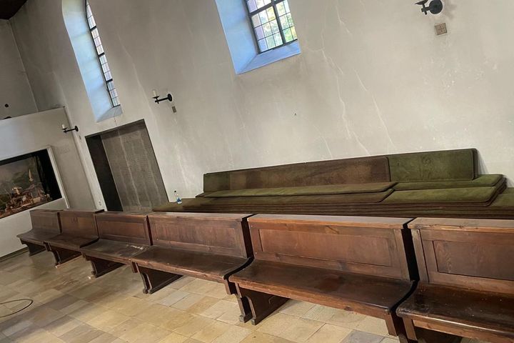 Die Marktkirche in Aschaffenburg hat Kirchenbänke gegen Spende abzugeben. 