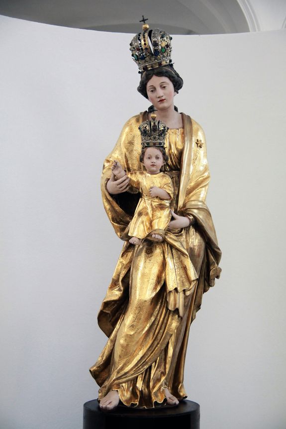 Der Monat Mai ist in besonderer Weise der Verehrung der Gottesmutter Maria geweiht. Das Foto zeigt die Marienstatue in der Würzburger Augustinerkirche. Der Monat Mai ist in besonderer Weise der Verehrung der Gottesmutter Maria geweiht. Das Foto zeigt die Marienstatue in der Würzburger Augustinerkirche.