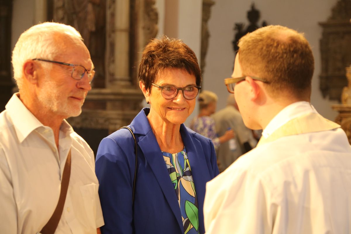 Rund 250 Ehejubilare haben am Freitagnachmittag, 4. Juli, im Kiliansdom in einem Pontifikalgottesdienst mit Weihbischof em. Ulrich Boom ihr Eheversprechen erneuert. 