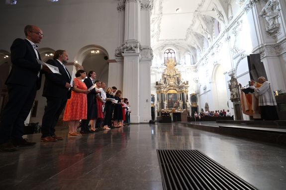 Neun Frauen und fünf Männer hat Bischof Dr. Franz Jung bei einem Pontifikalgottesdienst am Freitag, 19. Juli, als Pastoral- beziehungsweise Gemeindereferenten beauftragt und ihnen für die Aufgabe den Segen erteilt.
