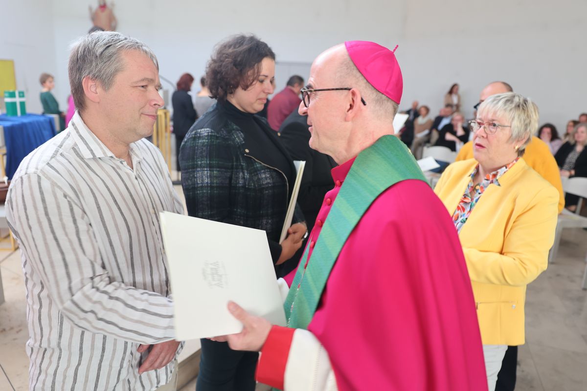 Bei einem Gottesdienst in der Jugendkirche Würzburg hat Bischof Dr. Franz Jung am Freitag, 25. Oktober, insgesamt 47 Personen für die Schulpastoral beauftragt.
